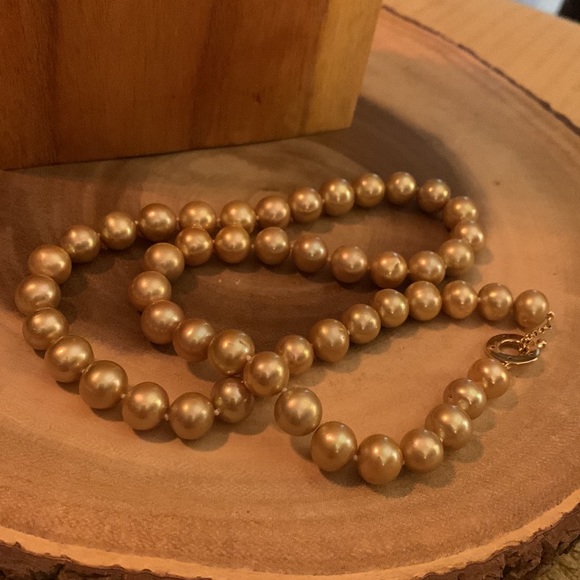 - Beautiful All Natural Gold Freshwater Pearls. Hand knotted pearls. 26” - Picture 4 of 13
